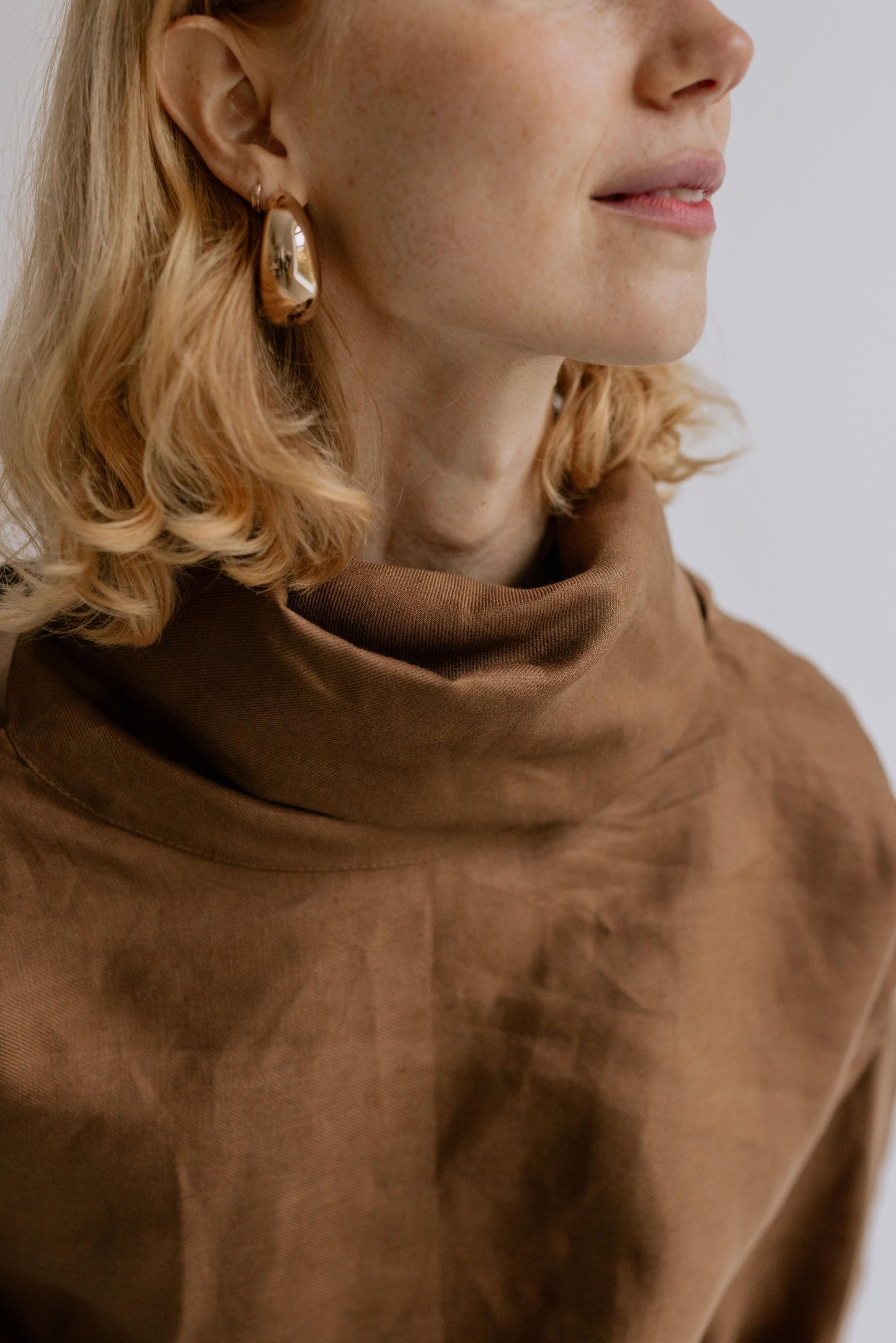 FREYA | CHOCOLATE | Our much loved Freya Blouse in an updated chocolate colour way. The shirt has an oversized collar that is secured with a tie at the back. You can play around with how the collar folds to suit your own look. In keeping with the versatil