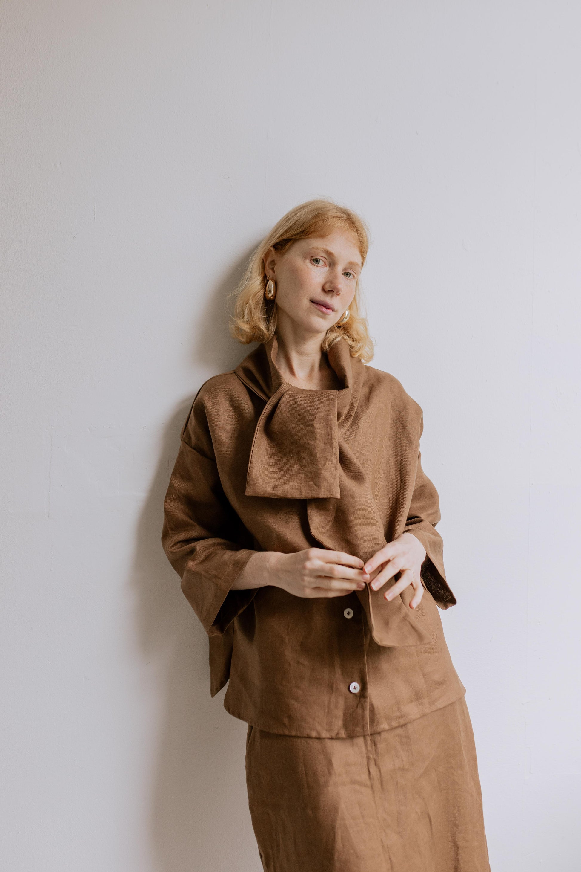 FREYA | CHOCOLATE | Our much loved Freya Blouse in an updated chocolate colour way. The shirt has an oversized collar that is secured with a tie at the back. You can play around with how the collar folds to suit your own look. In keeping with the versatil