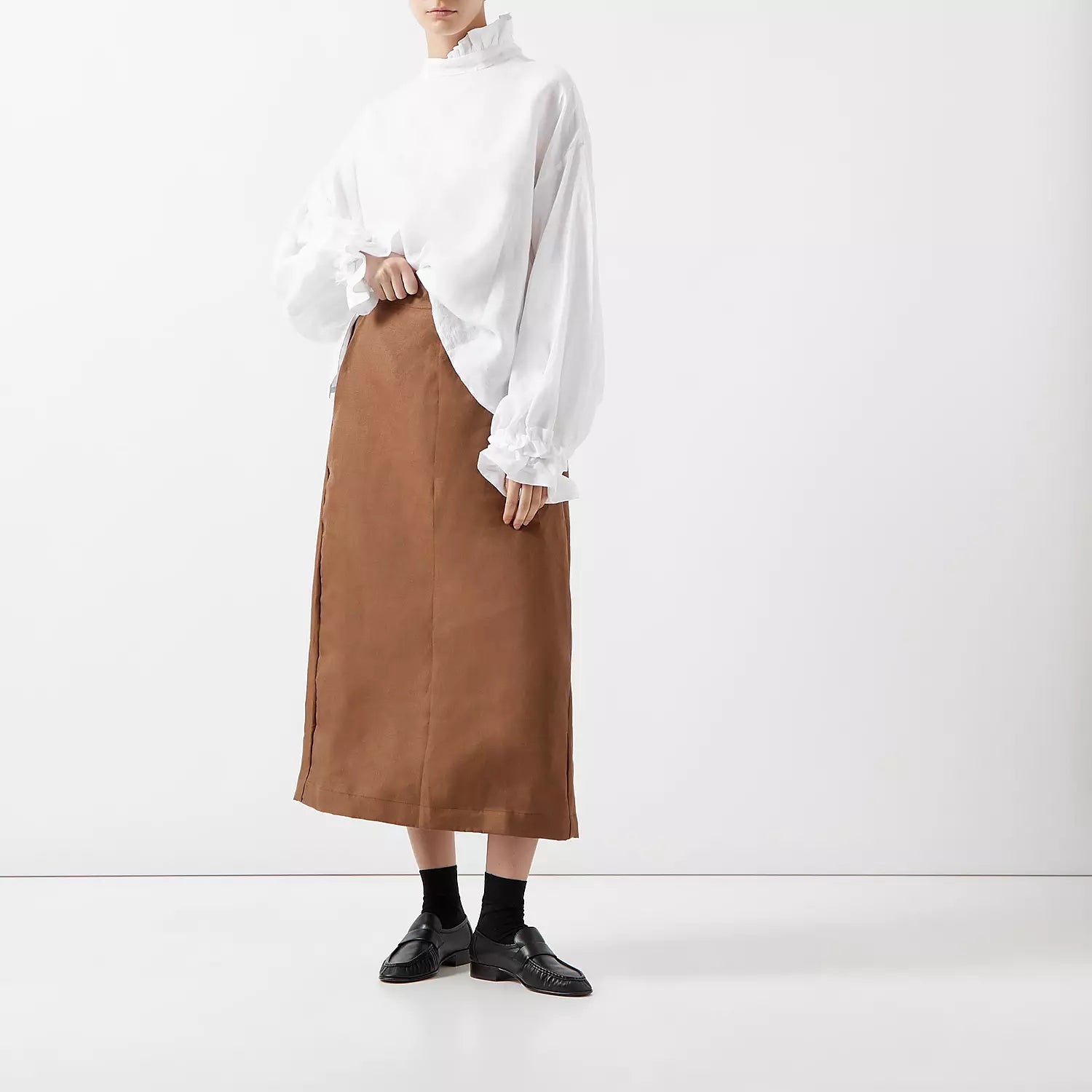 MARSHMALLOW- WHITE | An updated colourway of our favourite 'Marshmallow Blouse' for AW23- created in a luxurious white linen, this one is a play on the classic white linen shirt. Like many of our styles, this one can be worn with buttons to the front or t