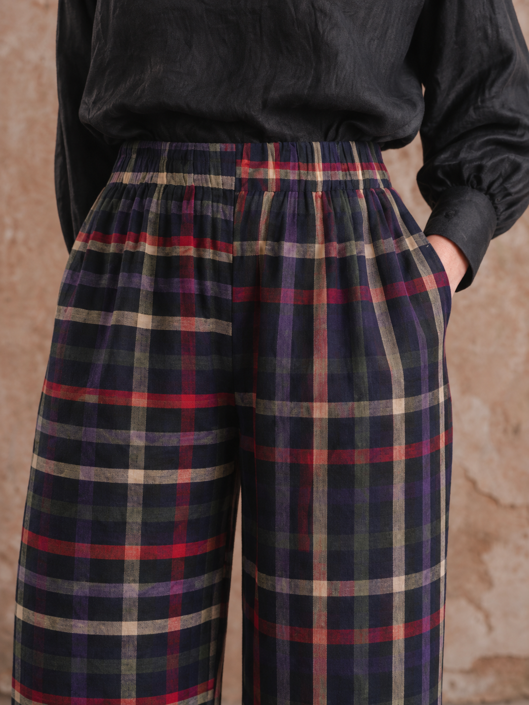 Amelia Trousers in Stained Glass linen, close-up of the elasticated waistband and side pocket.