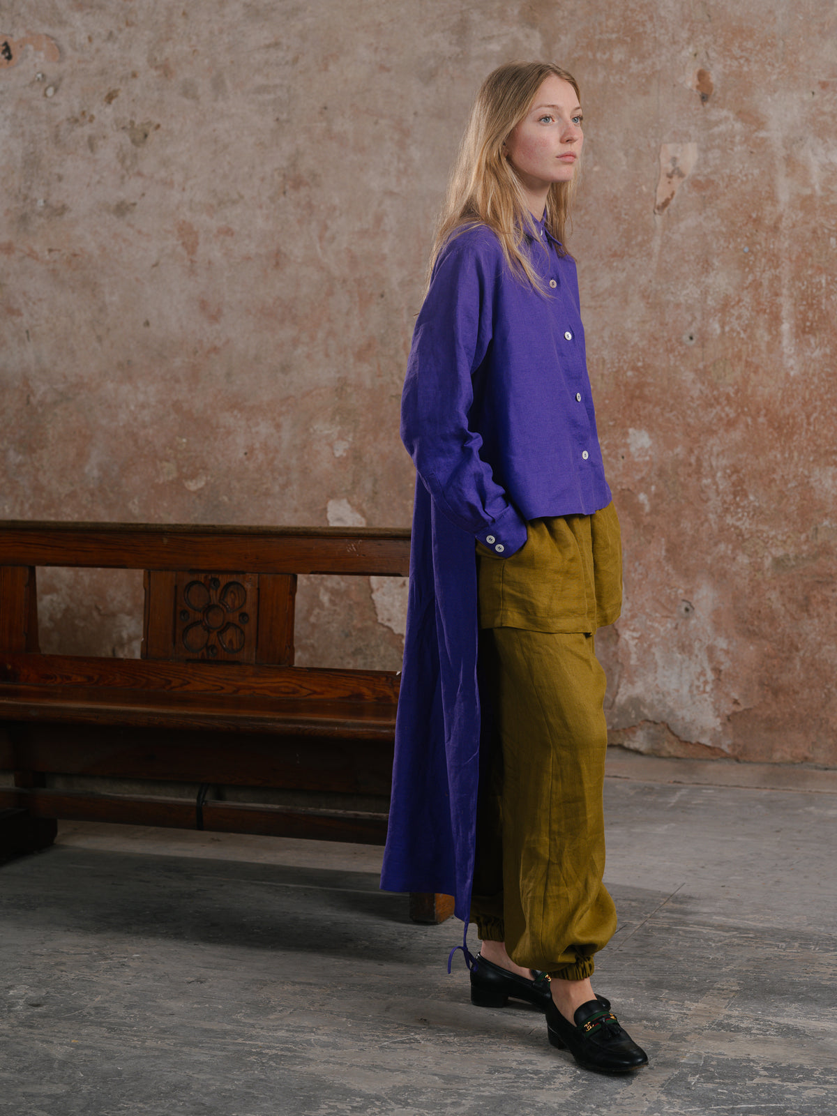 Temple Shirt; Off Duty Joggers in Army Washed linen