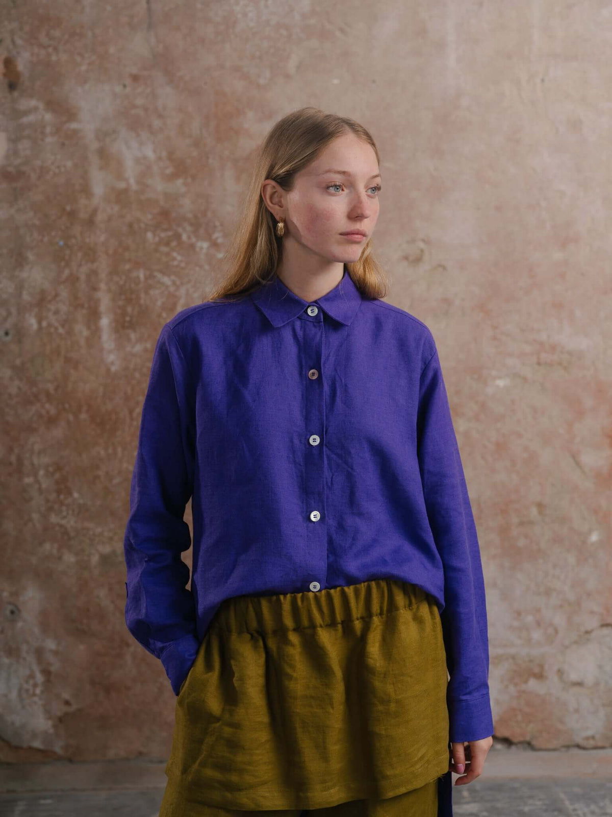 Temple Shirt; Off Duty Joggers in Army Washed linen