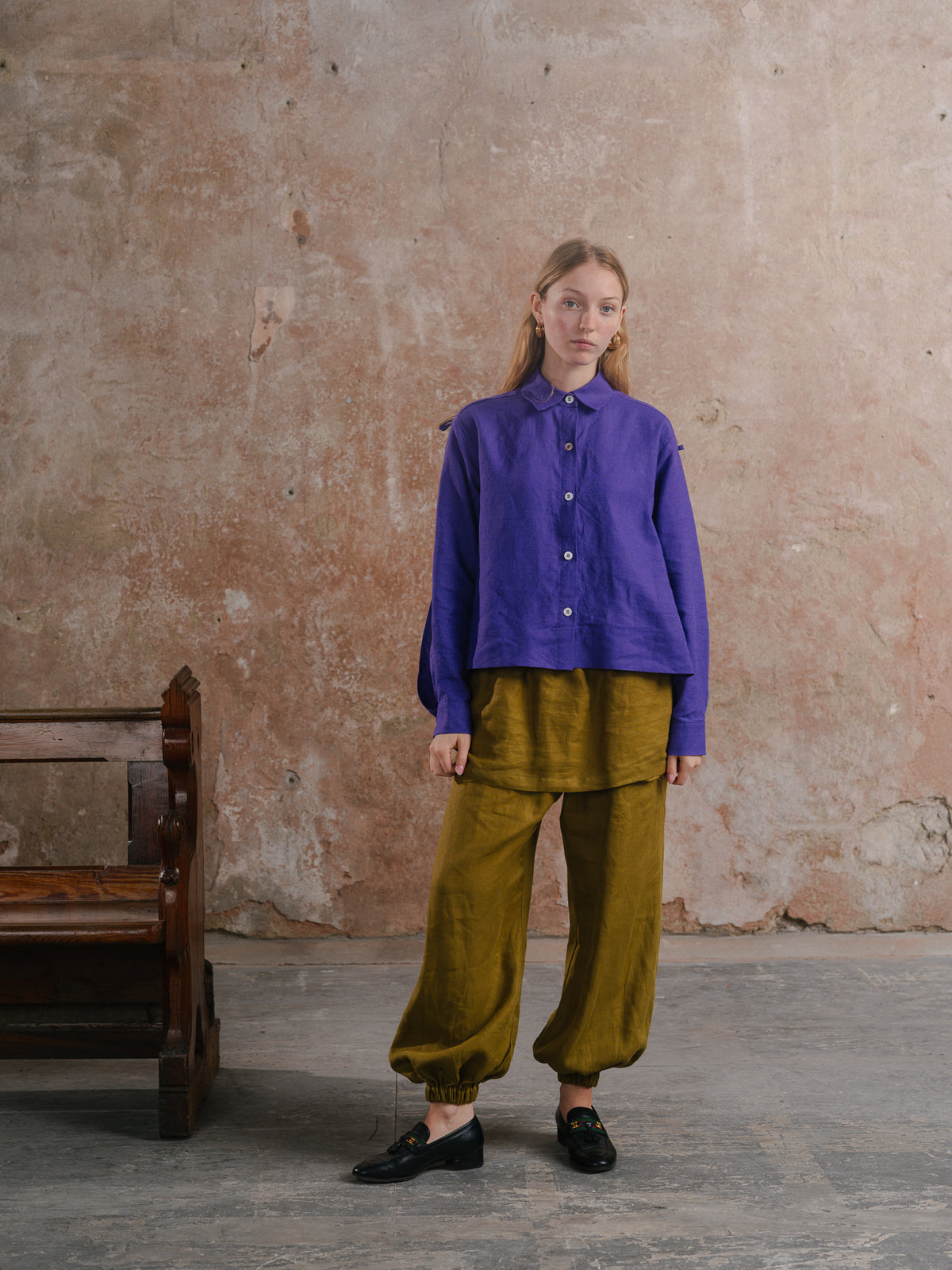 Temple Shirt; Off Duty Joggers in Army Washed linen