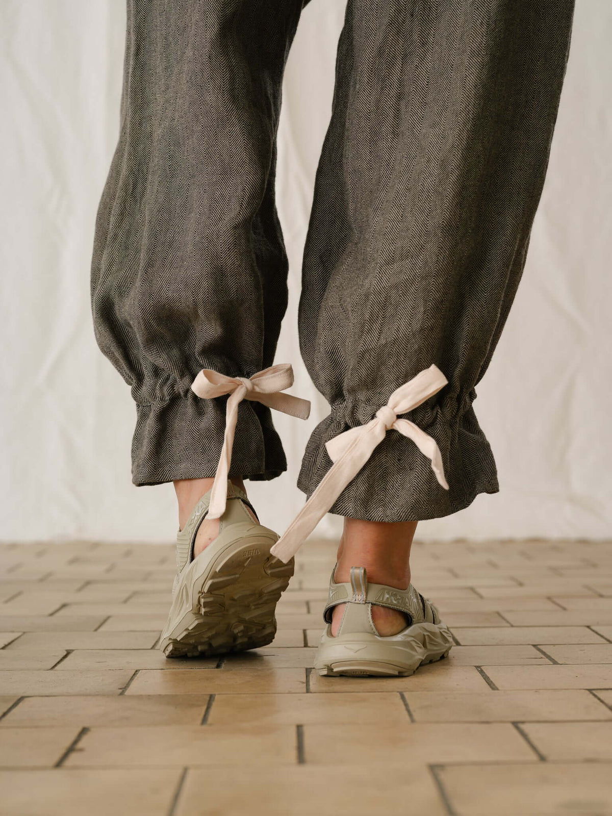 Bloomers in Steam, ankle ties