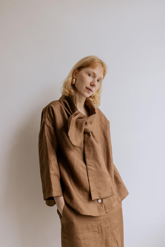FREYA | CHOCOLATE | Our much loved Freya Blouse in an updated chocolate colour way. The shirt has an oversized collar that is secured with a tie at the back. You can play around with how the collar folds to suit your own look. In keeping with the versatil