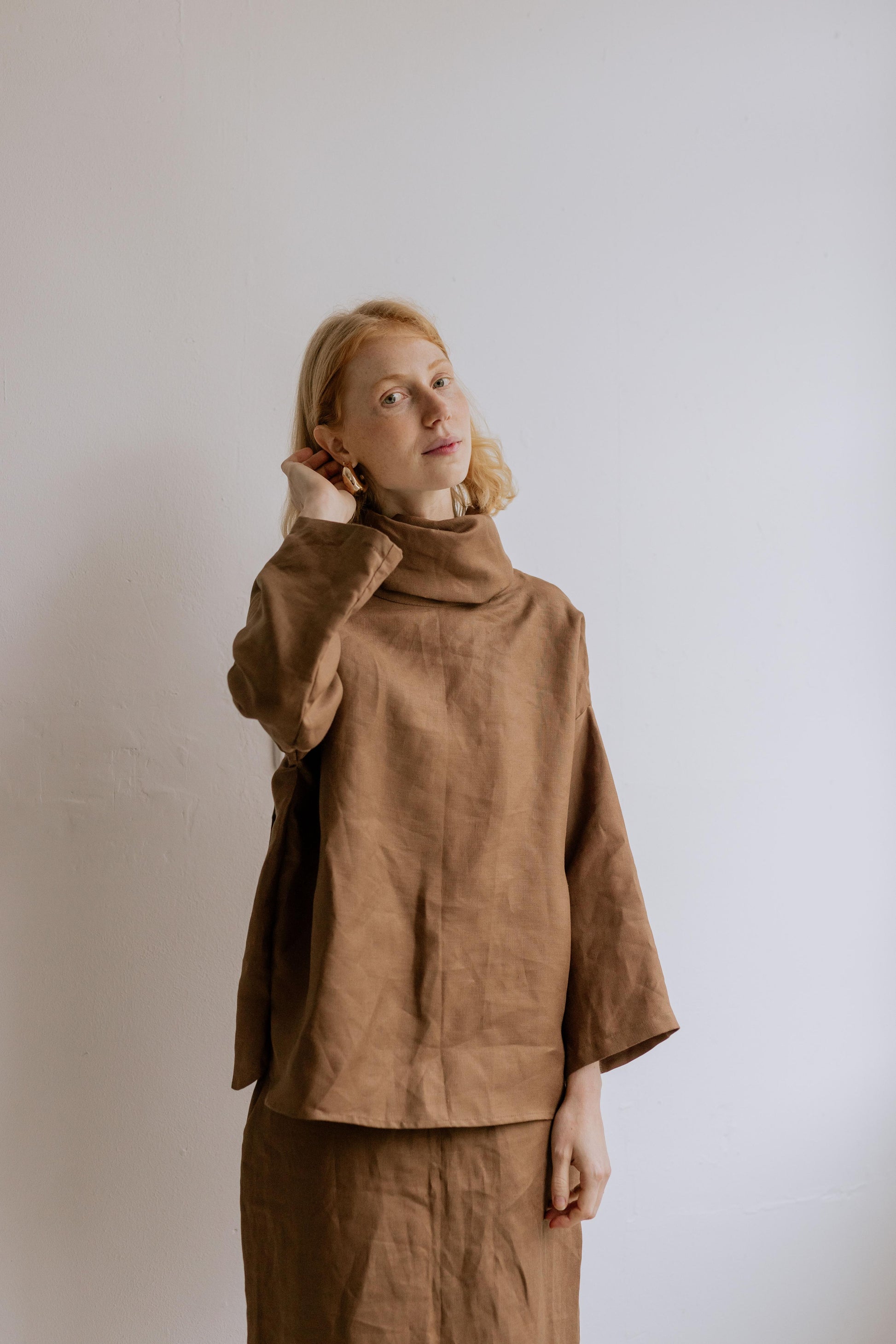 FREYA | CHOCOLATE | Our much loved Freya Blouse in an updated chocolate colour way. The shirt has an oversized collar that is secured with a tie at the back. You can play around with how the collar folds to suit your own look. In keeping with the versatil