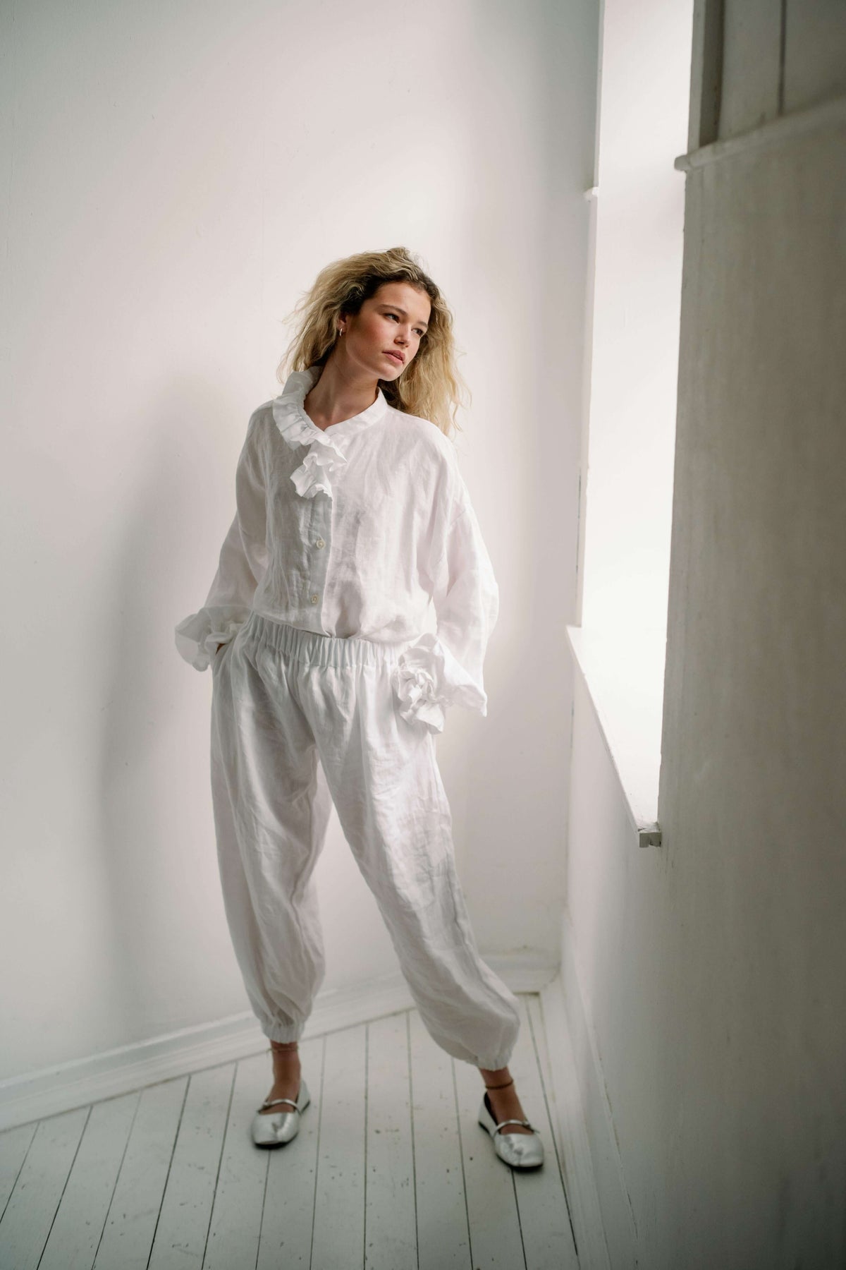 WHITE JOGGERS | Our classic joggers in a tumbled white linen. An easy, go-to summer staple.